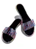 Slippers Hot Vrouwen Klinknagel Dames Platte Casual Slides Open Teen Buiten Metalen Decoratie Zachte Strand Schoenen Zomer Vrouwelijk Schoeisel 220304