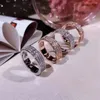 Lyx 3 Row Full Diamond Love Ring Mode Kvinnor Bröllop Ringar Högkvalitativ 316L Titanium Steel Smycken