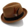 Stingy Brim Hats Kvinnor Män Feminino Felt fedora hatt för Lady Winter Autumn Wool Roll Up Homburg Jazz Feather1276n