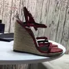 Chegadas 2021 Sandálias de couro de patente emocionantes emocionantes mulheres designer exclusivo desenhador dedo do pé vestido sapatos de casamento sexy cartas calcanhar