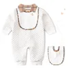 High-end baby kostym sutumn vinter nya nyfödda romper pojkar och tjejer bomull mjuk och bekväm jumpsuit + bib 2pcs set