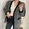 Kvinnor Vinter Vadderad Woolen Coat Retro Rund hals singelbröst Plaid Tjock Quiltad Varm Svart Vit Houndstooth Wool1