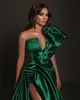 섹시한 어두운 녹색 라인 댄스 파티 드레스 한 어깨 V 넥 파티 드레스 새틴 러프 주름 찌꺼기 바닥 길이 하이 사이드 스플릿 정식 이브닝 드레스