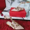 2021 Brand Women039S Leather Flat Shoes Fashion Ankle With Rivet Sandals Sexig Pointed Party Bridal Shoes Storlek 3540 med Box4168956