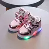 Taille 21-30 enfant en bas âge bébé rétro-éclairage crochet boucle lumière LED chaussures baskets lumineuses pour filles brillant décontracté enfants 220208