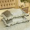 Kant fluwelen sprei koning size gewatteerde bedskirt ruche elastische volledige queen bed cover kussenslopen zachte warme Europese 3-delige LJ201016