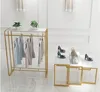 Prateleira de exibição de roupas de luxo leve Mobília comercial prateleiras de loja de roupas femininas andar superior tipo prateleira lateral pendurada218n