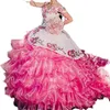 Charro Roseピンクの花の刺繍Quinceanera Dressesレース肩のティアリングされた裁判所の列車甘い16ドレスプロムボールガウンvestidos de xvaños15
