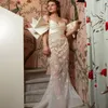Elegant mantel Prom Klänningar Modern Ruched Satin Designer Aftonklänning Appliqued Lace Illusion Formal Pagant Klänning Skräddarsydd Sweep Train