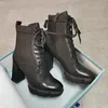 Designer Plaque Ankel Boots Dam Höga klackar 9,5 cm Plattformsskor Toppkvalitet äkta läder Svart snörning Chunky gummiskor med box