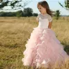 Söt Rosa Tulle Layered Ruffles A Line Flower Girls Klänningar Korta Ärmar Lace Princess Bröllopsfestklänningar för Kids Lovely Girls 'Dresses