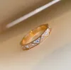 Luksusowa wysokiej jakości pierścionek punkowy z kształtem romb i błyszczącymi diamentami w 18 -karatowym różowym złotym i platynowym pierścieniu dla kobiet Wedding żyde221v