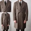 Brytyjski styl Mężczyźni Garnitury Houndstooth Custom Made Windbreaker Double Breasted Tuxedos Peaked Lapel Blager Business Long Coat