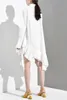 [eam] 새로운 봄 가을 스탠드 칼라 긴 소매 흰색 불규칙한 헴 러프 느슨한 셔츠 여성 블라우스 패션 조류 LJ200812