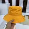 Novos designers de luxo verão mulheres039s balde chapéus bordas cruas lona cordão mulheres chapéu de sol preto 017850529
