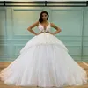 Ny ankomstbollklänning Bröllopsklänningar Lyxig Tiered Appliqued Lace Pärlor Bröllopklänningar V Neck Backless Custom Made Vestidos de Novia