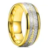 結婚指輪のトレンディな8mmのゴールドカラー矢印タングステンリング男性女性ヴィンテージ隕石パターン婚約鋼鉄バンド