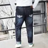 Homens bordados na cintura elástica de jeans retos casuais algodão de algodão jeans jeans jeans calntsousers plus size 6xl 8xl262a