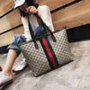 2022 all'ingrosso della fabbrica borsa di tote di grande capacità europea e americana di moda casual versatile una borsa portatile a spalla da donna