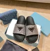 Sommar fashionabla est kvinnliga designers lägenheter tofflor glider sandaler som lyser diamantbockad övre triangel strand bröllop fest flip flops skor