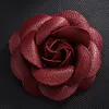 Otros accesorios mujer calidad cuero Camelia flor broche alfileres mujeres traje suéter camisa Pin broches hechos a mano DIY