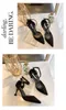 女性のサンダル夏のスティレットハイヒールのドレスシューズ2022春と夏の黒いデザインセンス尖ったつま先バックルシューズ