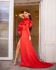 Mütevazı Kırmızı 2021 Balo Elbiseleri Bir omuz uzun kollu fırfırlar Yüksek yarık özel yapım elastik saten kılıfı formal çiftlik parti önlükleri
