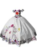 2022 Beyaz Çiçekler Kuşlar Işlemeli Charro Quinceanera Elbise Balo Kapalı Omuz Vintage Saten Meksika Parti Elbise Bayan