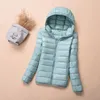 Kvinnors Down Parkas Vinter Plus Storlek 3xl Kvinnor Jackor Kort Ultra Lätt Duck Coat Hooded Puffer Jacka Höst OuterWear RH1407