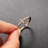 Kluster Ringar Korsring för Kvinnor Koreanska Mode Micro-Inlaid Zircon Dainty Rose Guldpläterade Kristallfinger Tillbehör Smycken R715