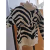 DEAT Autumn Fashion Women Pullover Zebra Mönster Sticked tröja full ärm Turtleneck Casual Wild Warm TX191 201130