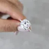 Solitär 925 Sterling Silber 2Ct Kissenschliff Diamant Hochzeit Verlobungsringe für Frauen Mode Ring Finger Edlen Schmuck Großhandel