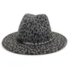 Leopard Fedora Hats 남성 Woemn Western Cowboy Jazz Caps 거리 밴드 벨트 버클 럭셔리 힙합 Felted 겨울 여성 모자 남성 새로운