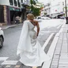 Modernes Mode-Meerjungfrau-Hochzeitskleid mit einem Ärmel, Glitzer-Pailletten, sexy High-Split-Brautkleider, maßgeschneidertes Sweep-Zug-Hochzeitskleid