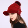 Gebreide winter warme fleece gevoerde button hoed cap fur bal honkbal hoed schedel petten met rand dames hoeden mode -accessoires wil en zandig