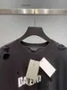 Balencigs trendige Modemarke Italien Marke Männer T-Shirts Druckhaus Kunst Loch Typ Brief Pull Kleber Burst Effekt Paris l VQEN