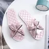 Kobiety Jedwabne kapcie Płaskie piętro Platforma Slides Cute Casual Peep Toe Butterfly Knot Kobiece Damskie Buty Kryte X1020