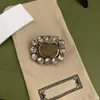 Pin broche de joias de designer de luxo, carta famosa, diamante, enfeites de alta qualidade, acessórios para roupas masculinas e femininas, decoração