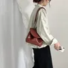純粋な色のカジュアルスタイルのレトロなワイドショルダーバッグの秋と冬の女性のバッグの潮の間のクロスバッグの柔らかいPUレザーのハンドバッグ