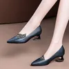 春秋の女性のパンプスクリスタルブリンズの靴メッドヒールドレスシューズの木のスリップ靴青い黒Zapatos Mujer 9365N