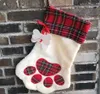 Julstrumpa Monogrammed Pet Dog Cat Paw Presentväska Plaid Xmas Stockings Christmas Tree Ornament Party Decor 2 Styles Stock584240387