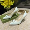 Klassieke High Heel Designer Lwedding Shoes Point Teen Pumps 7,5 cm 100% Cowhide Tassels Metalen Knop Vrouwen Little Bee Dress Shoes groot formaat