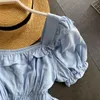 女性のブラウスシャツIns短いトップ女性夏の服2022スタイルのパフスリーブフリル休暇ブラウスガールズレイズトップスBlusas Mujer
