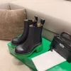 Designerstiefel Frauen Luxusstiefel mit Beutel Matt Patent Leder umgedrehtes Dreieck Buckle Luxury Boots Marke 0822