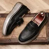 Mocassins pretos de couro genuíno Novo moda masculino Sapatos redondos redondos de dedão artesanal Aumente sapatos casuais para homens