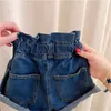 2020 Pantaloni denim per bambini Pantaloni estivi con volant a vita alta Jean Shorts Tasca per ragazze Bottone elastico Nappa Pantaloni da cowboy per bambini Moda Blu 22hh G2