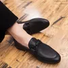 Męskie buty dorywczo pokrywa stóp płaskie buty jazdy modne mokasyny wygodne męskie buty Slip na mokasyny przyjęcia pomponujące