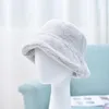 قبعة قبعة صغيرة/جمجمة قبعة الشتاء للنساء دافئة أنثى الكوريات الأزياء الصياد فو فرو الحوض القطيفة