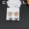 22SS 19Color 18K Letters de cobre banhados a ouro Round Stud Small Sweet Wind Women Women Luxury Designer Crystal Pearl Brincha Metal Jewelry Acessórios
