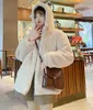 Jaquetas femininas Inverno Hooded Bonito Casaco de Pele Fêmea Mulheres Coreano Moda Solta Doce Peludo Lã de Cordeiro Grosso Overcoat